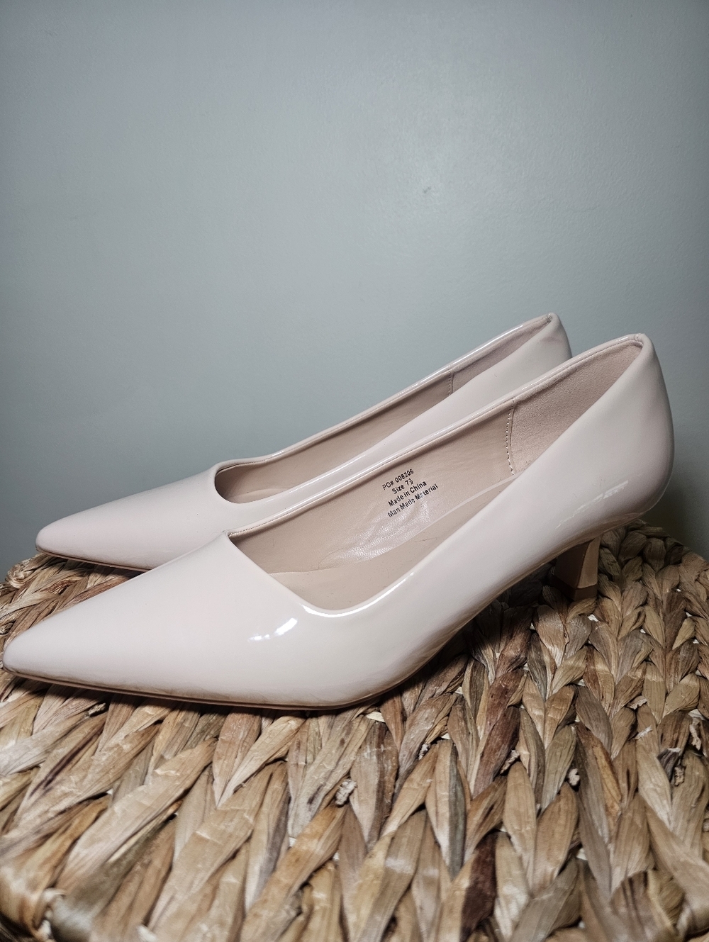 Journee Collection Nude Patent Kitten Heel Pumps Size 7.5 Pointed Toe Classic